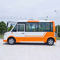 Forme os carros brancos alaranjados da companhia de eletricidade, ônibus bonde da cidade 30km/H para o parque fornecedor