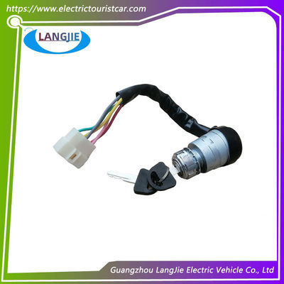 Bom preço. Equipamento de carro antigo, bloqueio e chave. on-line