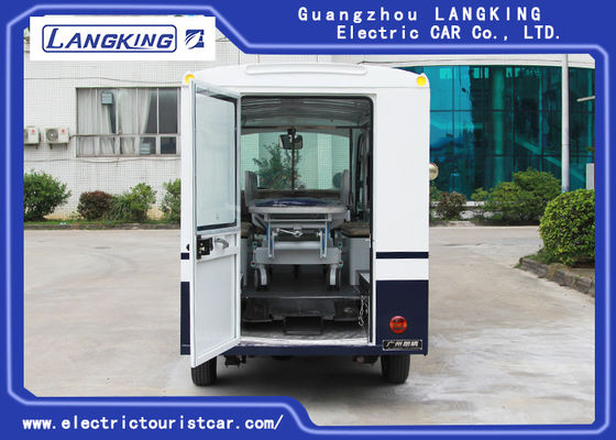 Carro bonde da ambulância cor azul/branca com o Toplight para o hospital
