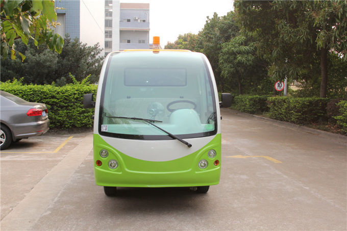 Carro bonde da bagagem do hotel ou do parque da cor verde com cadeira confortável 1